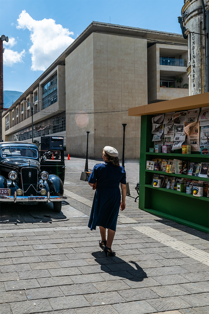 Dama antigua bogotana en la calle 11 con carrera 9 en el centro histórico de Bogotá